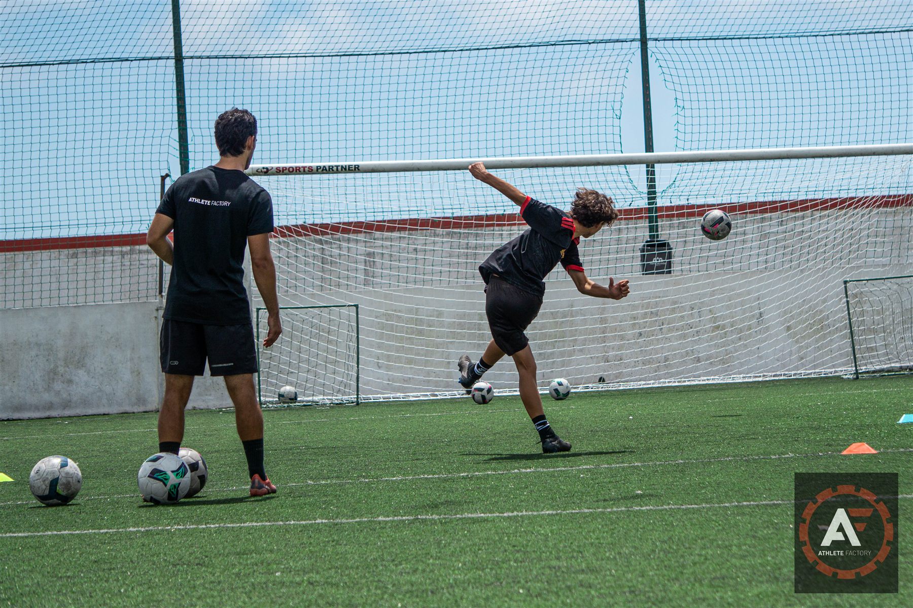 Jogador a finalizar à baliza durante treino Athlete Factory