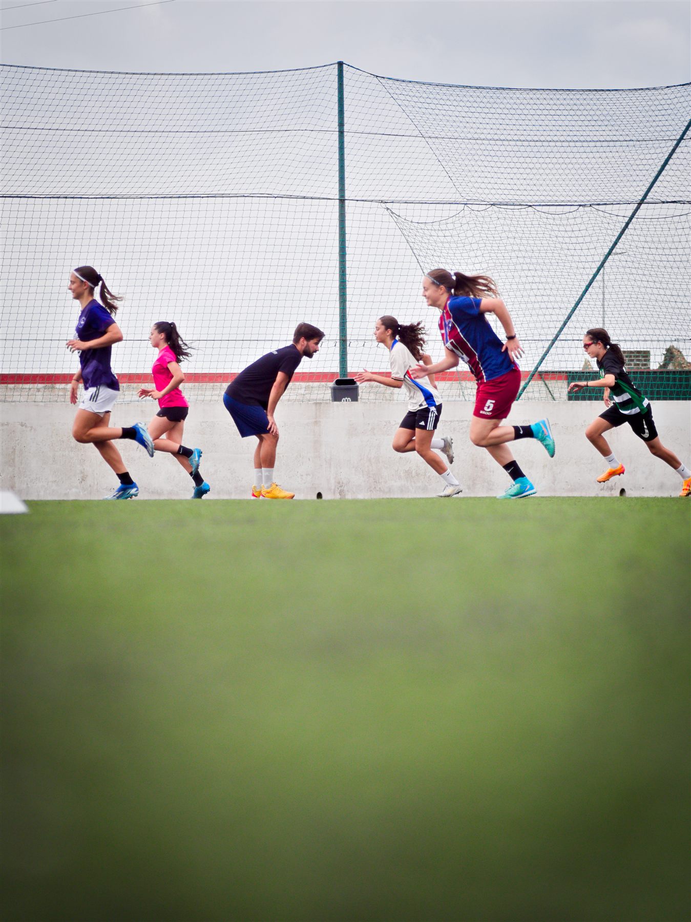 Grupo de jogadoras a realizar exercício de corrida no bootcamp
